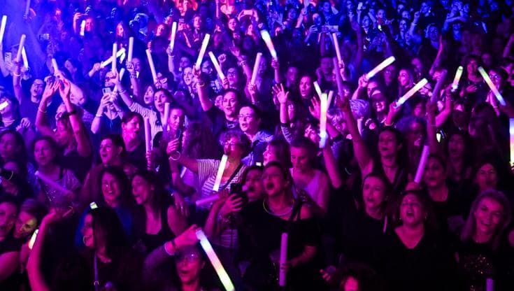 “Non farcela party”: il boom delle feste tra donne. “Si balla, si canta e si va a letto presto”