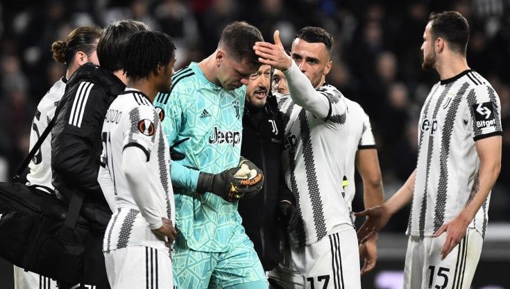 Juventus, il portiere Szczesny sostituito per un dolore al petto: ecco cosa è successo