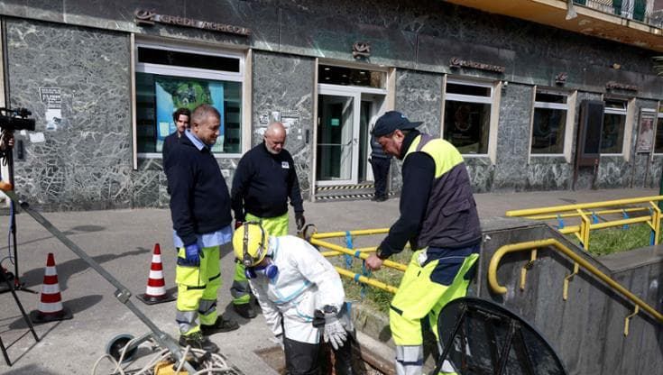 Rapina a Napoli: la base del raid a pochi metri dalla banca. I condomini avevano segnalato rumori