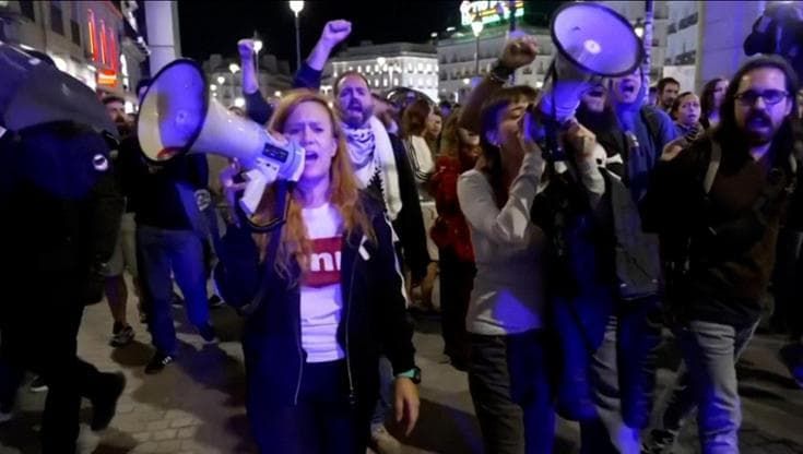 Madrid, manifestanti in piazza dopo la morte di Maricarmen Abascal: "Assassini, la lotta continua"