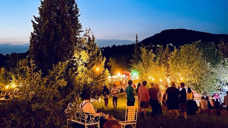 Parchi, giardini e cortili: ecco dove vivere le notti d’estate in città