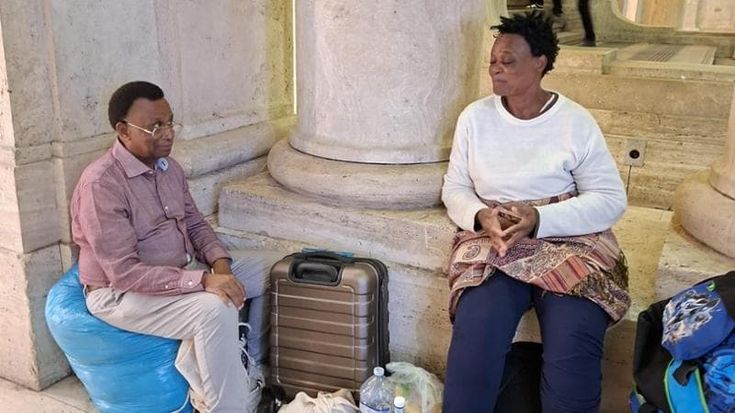 Oscar e Marie da cinque mesi vivono in Stazione Centrale: “Se piove ci stringiamo sui gradini”
