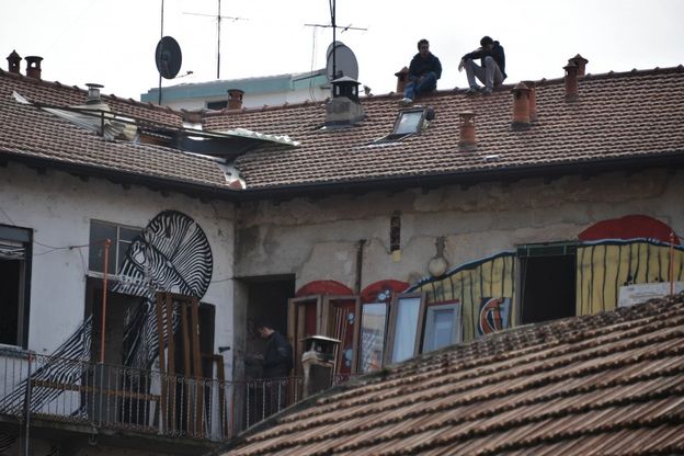 Sgombero in piazza Napoli, due autonomi sul tetto