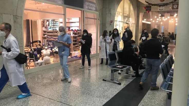Tra medici e infermieri in coda al Niguarda. “È come la liberazione”