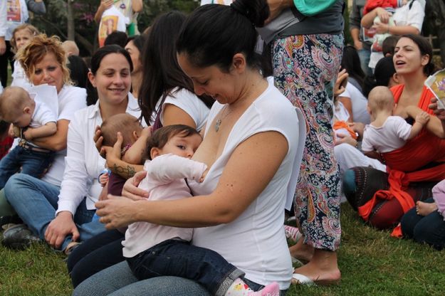 Poppata collettiva al parco, <br />&egrave; il flash mob delle mamme