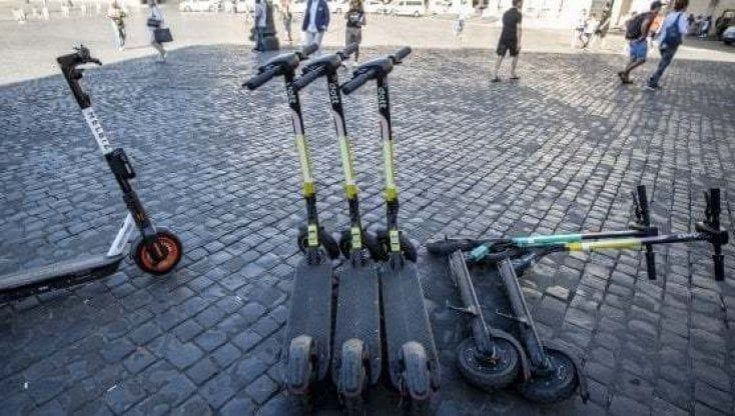 Auto pirata investe un monopattino:  grave giovane di 26 anni