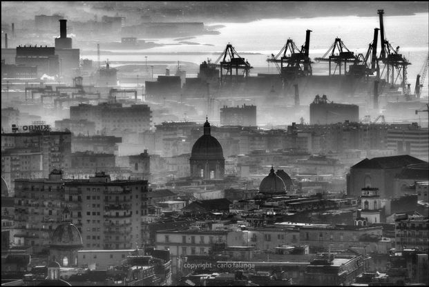 Napoli, cupole e gru: l'alba in bianco e nero da Villa Domi