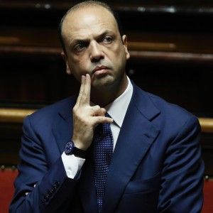 Alfano a Pd: "Jobs Act fermo al '900. Nostro piano pi&ugrave; moderno"