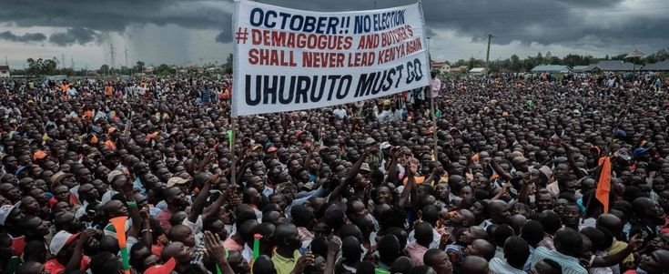 Lanci di pietre, odi tribali e risate nel Kenya sospeso tra inferno e storia 