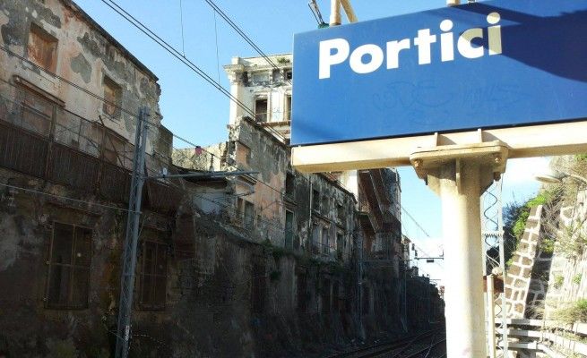 Ferrovia Napoli-Salerno, &egrave; paralisi: <br />"Non sappiamo quando ripartir&agrave;"