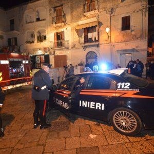 Bari vecchia, a fuoco un appartamento in zona castello: tre persone intossicate