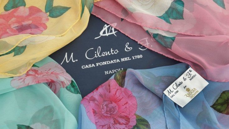 Moda e beni culturali, sciarpe in seta ispirate alle camelie del Parco reale della Reggia di Caserta