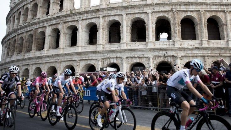 Giro d'Italia, ultima tappa a Roma: strade chiuse, divieti, trasporti e mille agenti per i controlli. La viabilità di domenica 28 