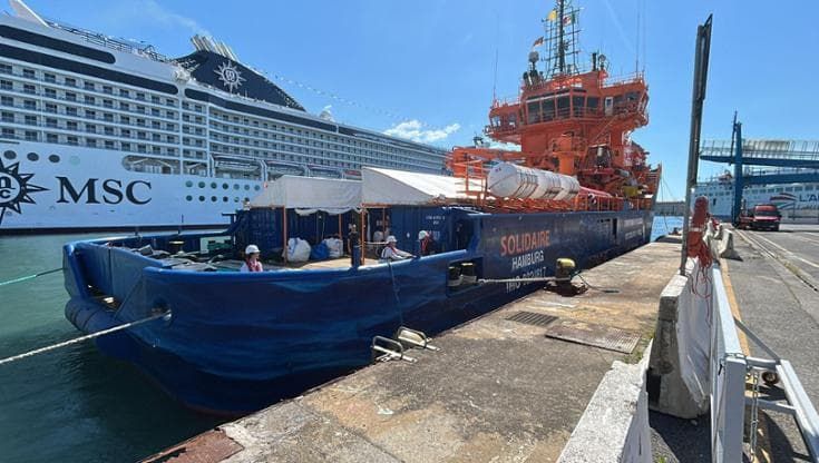 Sbarcata a Genova la nave del filantropo italo argentino con 263 migranti