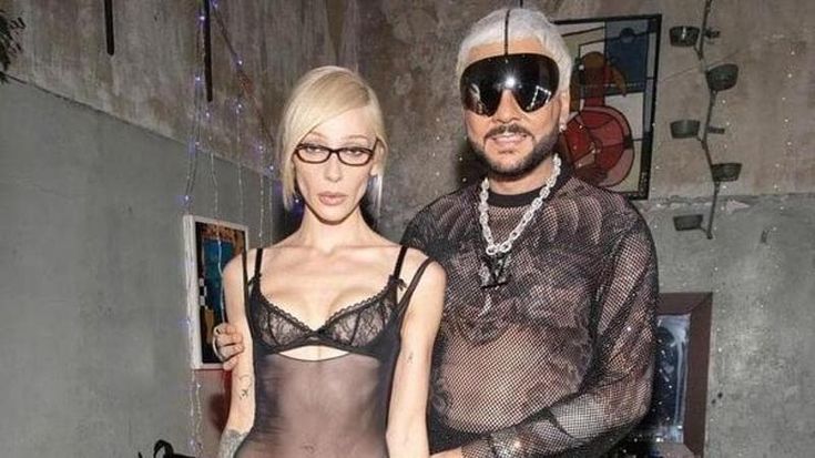 Dress code della festa: quasi nudi. E a Mosca la conduttrice tv finisce nel mirino dei putiniani