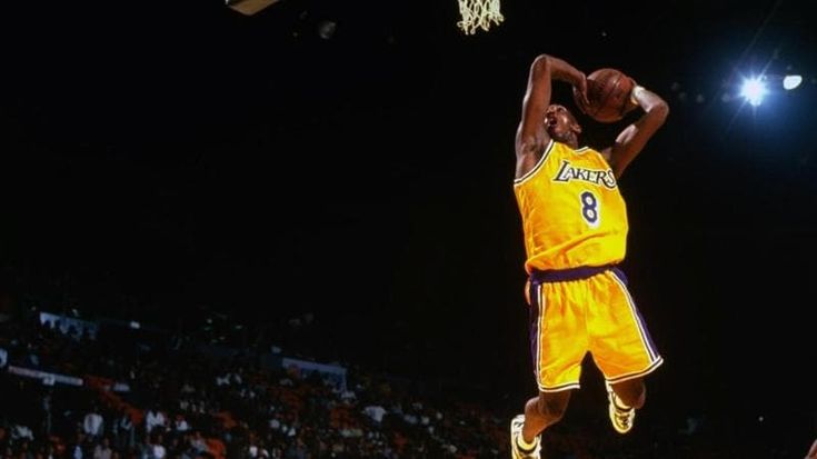 Una canotta da gioco di Kobe Bryant venduta per sette milioni di dollari