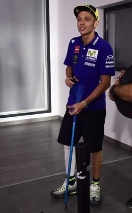 MotoGp: le stampelle non fermano Rossi, sarà in pista ad Aragon