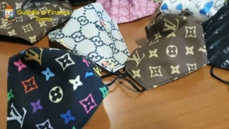 Mascherine con marchi lusso contraffatti, nove denunce 