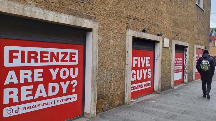 Five Guys apre alla stazione di Firenze, con tanti saluti alle norme del regolamento Unesco