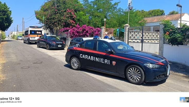 Lite con il padre finisce a forbiciate: grave il figlio 49enne a Roca Vecchia