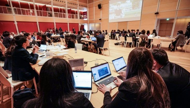 Ottanta neolaureati si sfidano come in un gioco per strappare un contratto di lavoro