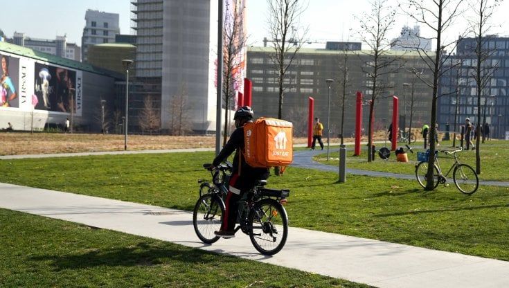 Cibi peruviani, pinsa e pesce: le ultime tendenze tra i piatti consegnati nelle case dei milanesi