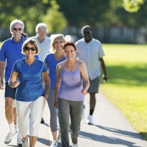 Passeggiata sulla spiaggia o in città, così camminare aiuta a mantenersi in forma