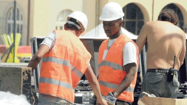 Dossier immigrazione: “Altro che troppi arrivi, a Genova servirebbero più stranieri"