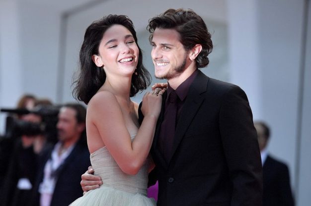 Matilda De Angelis, quel bacio che ha fatto infiammare il red carpet