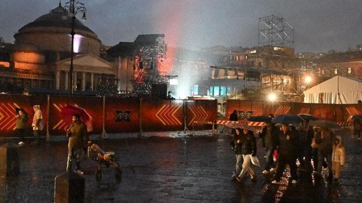 Piazza Plebiscito, il palco è già pronto: sold out per il gran finale di X Factor. Il piano traffico