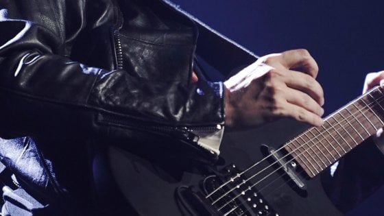 Musica, i Muse sul palco con la chitarra del futuro: l'idea di un liutaio pugliese la rende potente come un pc