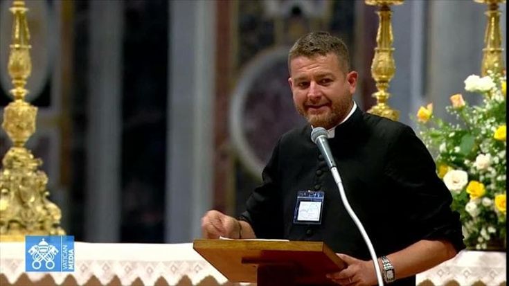 L’insolita sfida: Don Massimo Vacchetti a tifare Bologna all’Olimpico e il quasi derby con Zuppi
