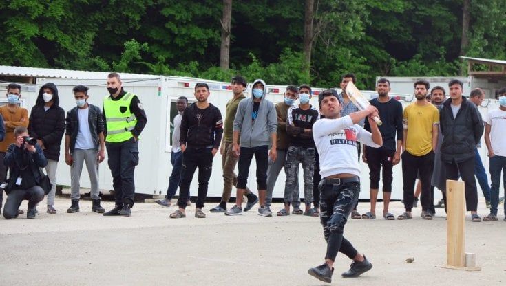 Così l'onlus Baobab ha esaudito il desiderio dei migranti accampati in Bosnia di giocare a cricket