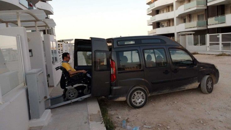 Bari, tentano di rubare auto a un disabile e la danneggiano: lui resta senza. "Atto ignobile"