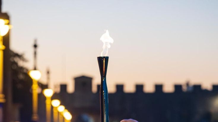 La Fiamma olimpica arriva a Milano: il percorso, le tappe e i tedofori previsti per oggi e domani