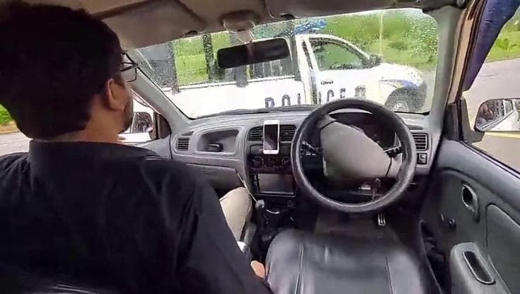Il test dell’auto senza pilota finisce contro la polizia: l’incidente in soggettiva