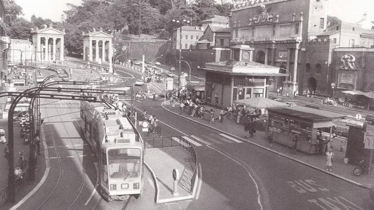 Lo Zenith, i tram, le coppiette al bar: la storia infinita del Caffè dell’Orologio