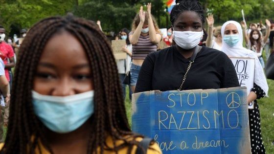 Picchiato e insultato per strada a Milano dal branco, la denuncia della Cgil: "Aggressione a sfondo razziale"