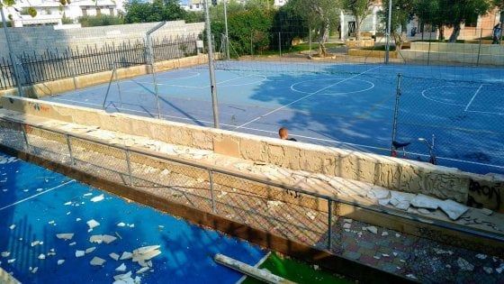 Bari, vandali devastano il parco giochi di Palese: "Siamo abbandonati"