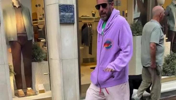 Milano,  Adam Sandler passeggia nelle vie del Quadrilatero della Moda tra autografi e saluti ai fan