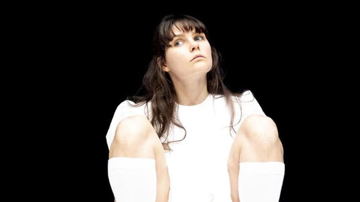 “Mine-Haha” l’obbligo di riflettere sul corpo. La recensione