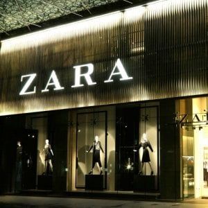 Roma, protesta commessa Zara: "Azienda mi nega permessi per curare figli malati"