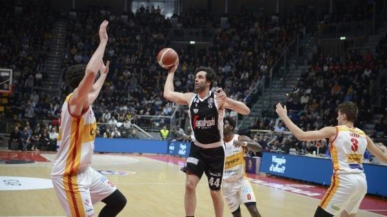 Basket, Serie A: la Virtus domina Pesaro, Milano espugna Brindisi