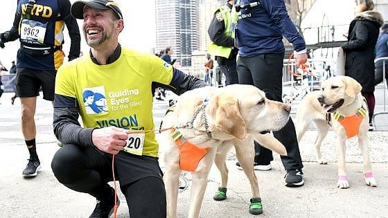 Un'impresa a 14 "zampe": Thomas non vede, ma con i suoi cani ha corso la Mezza di New York