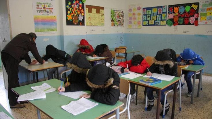 A scuola ci sono 12 gradi, il preside: “Guasto segnalato, copritevi adeguatamente”
