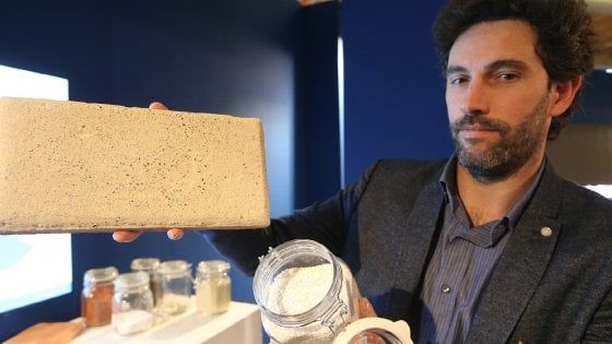 Dal letame nasce il riciclo: a Rimini vestiti, bottiglie e creme fatti con gli scarti