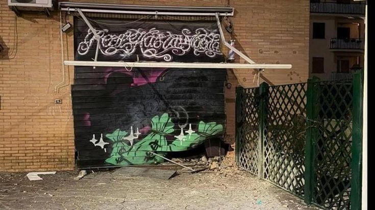 Un’altra bomba carta, ordigno contro un barber shop a Tor Bella Monaca: danneggiate auto e un palazzo