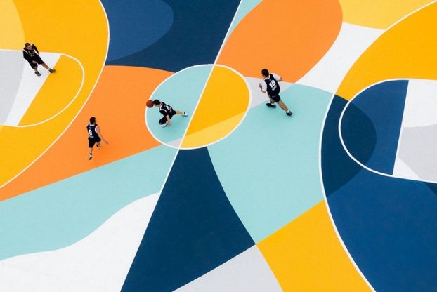 Alessandria, il campo da basket dello street artist Gue come un quadro di Carrà