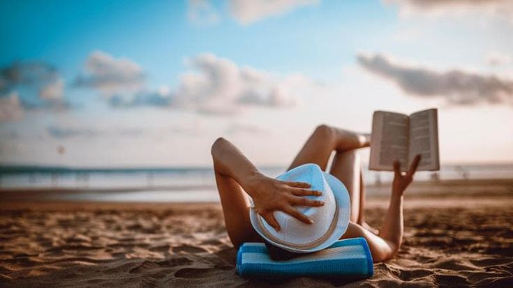 Libri, quanto e cosa leggono gli italiani in estate