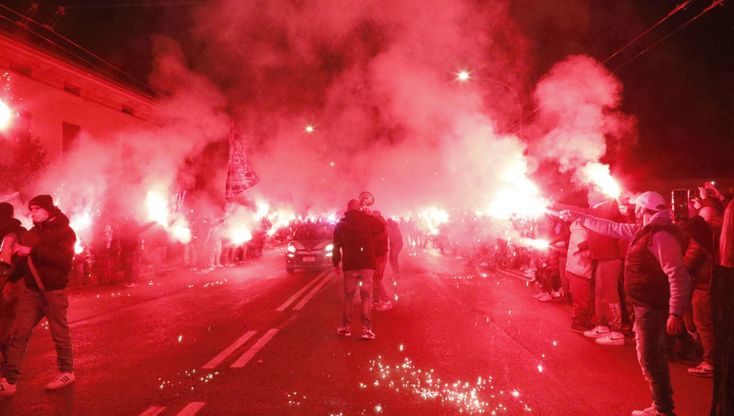 Lo stadio va in strada: festa ultras per il Bologna